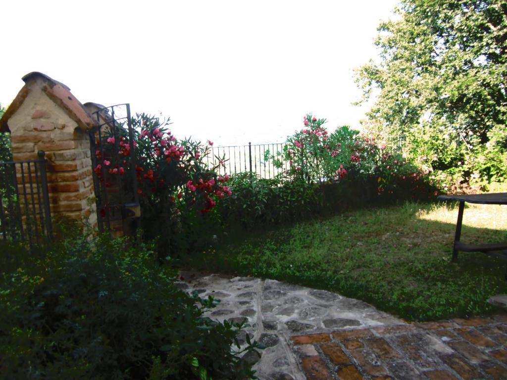 Castello Di Cisterna Aparthotel Gaglietole Exterior foto