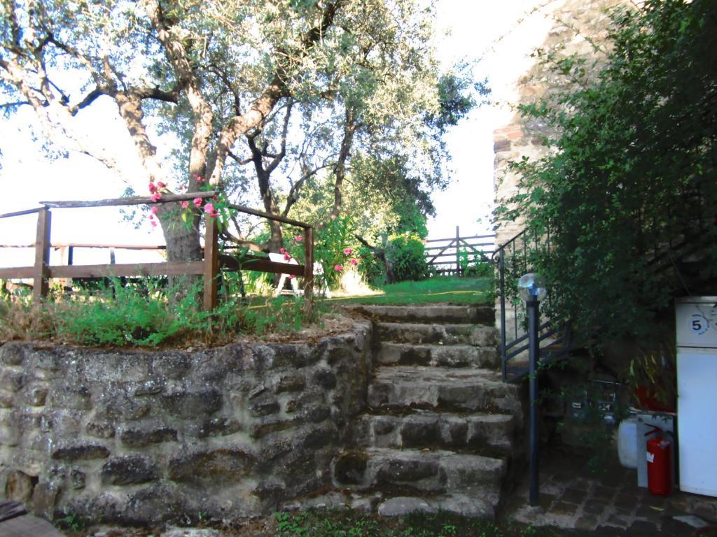 Castello Di Cisterna Aparthotel Gaglietole Exterior foto
