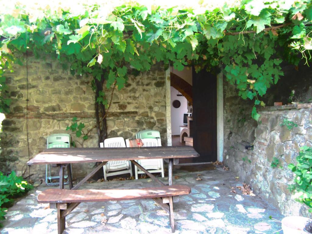 Castello Di Cisterna Aparthotel Gaglietole Exterior foto