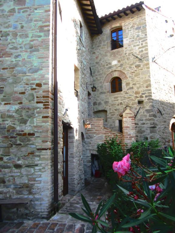 Castello Di Cisterna Aparthotel Gaglietole Exterior foto
