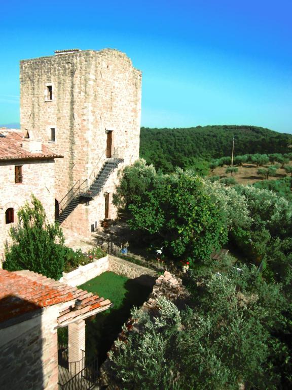 Castello Di Cisterna Aparthotel Gaglietole Exterior foto