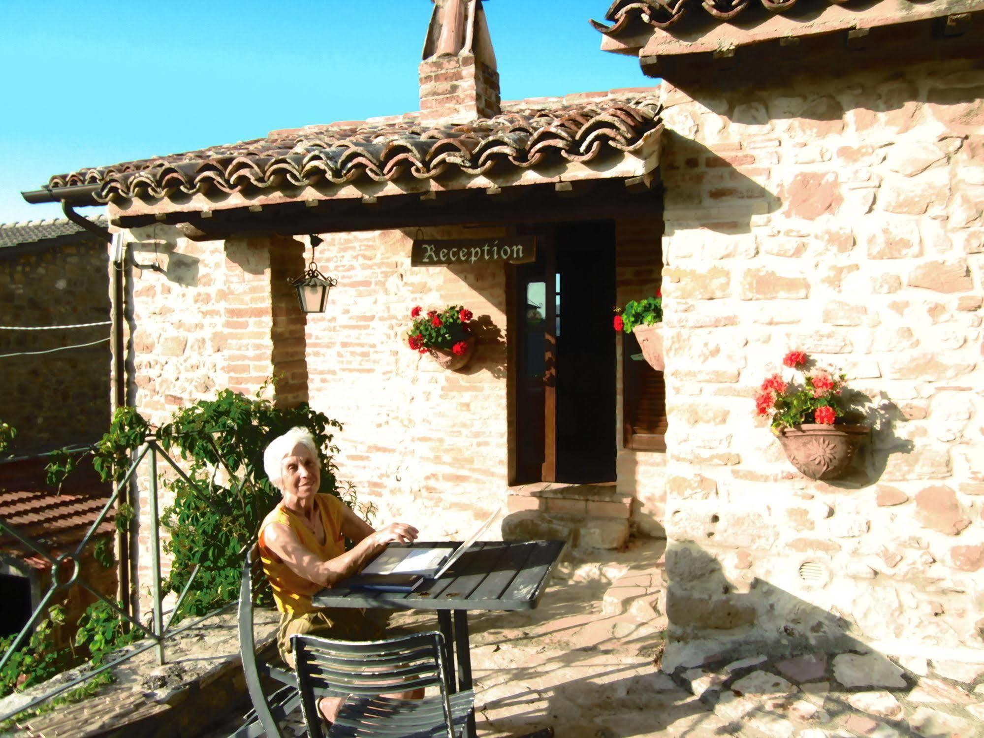 Castello Di Cisterna Aparthotel Gaglietole Exterior foto